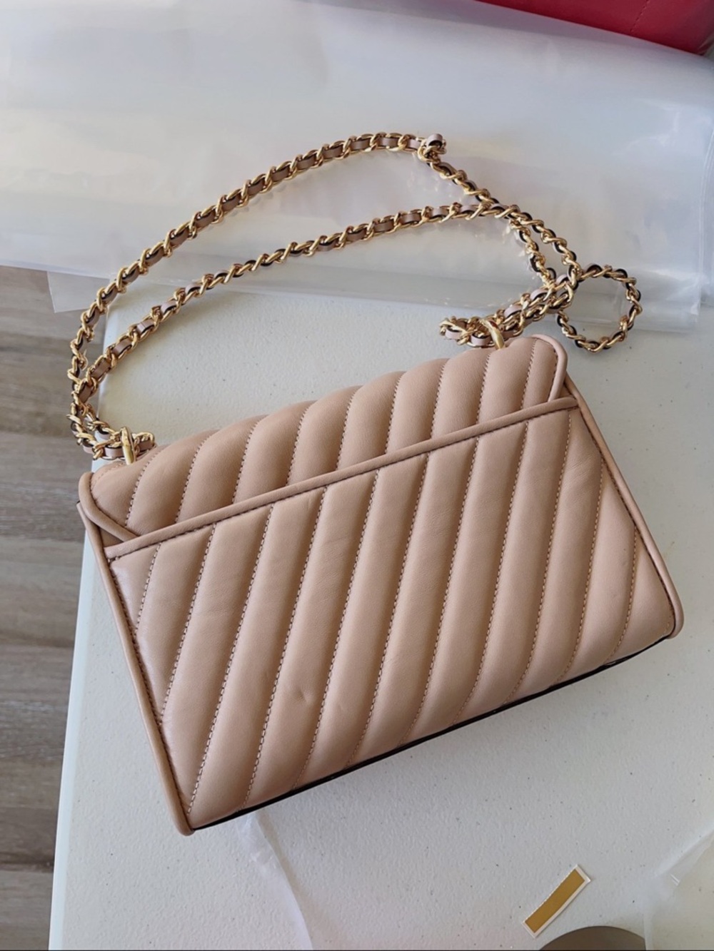 Michael Kors Beige Quilted Shoulder Bag with Gold Hardware - Picture 4 of 9